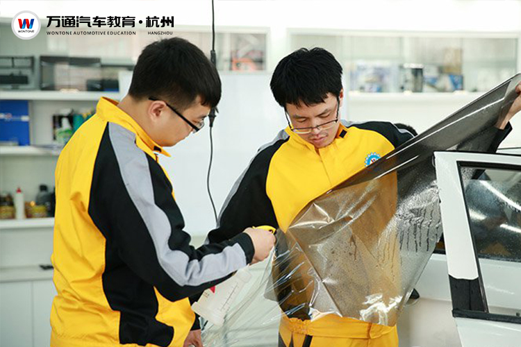 <b>汽车美容具体包括哪些项目？</b>